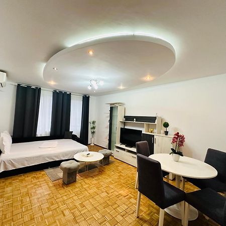 Chic Sanctuary One-Bedroom Retreat With Spectacular Landmark Views Of The Concert Hall Bukarest Kültér fotó