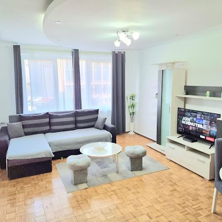 Chic Sanctuary One-Bedroom Retreat With Spectacular Landmark Views Of The Concert Hall Bukarest Kültér fotó