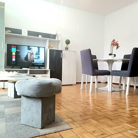 Chic Sanctuary One-Bedroom Retreat With Spectacular Landmark Views Of The Concert Hall Bukarest Kültér fotó