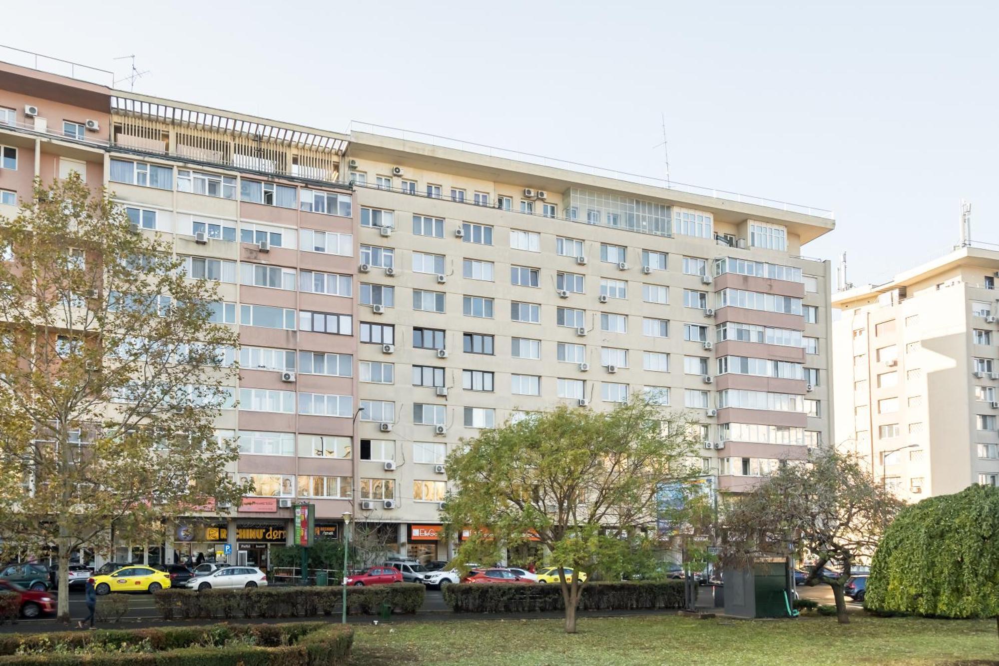 Chic Sanctuary One-Bedroom Retreat With Spectacular Landmark Views Of The Concert Hall Bukarest Kültér fotó