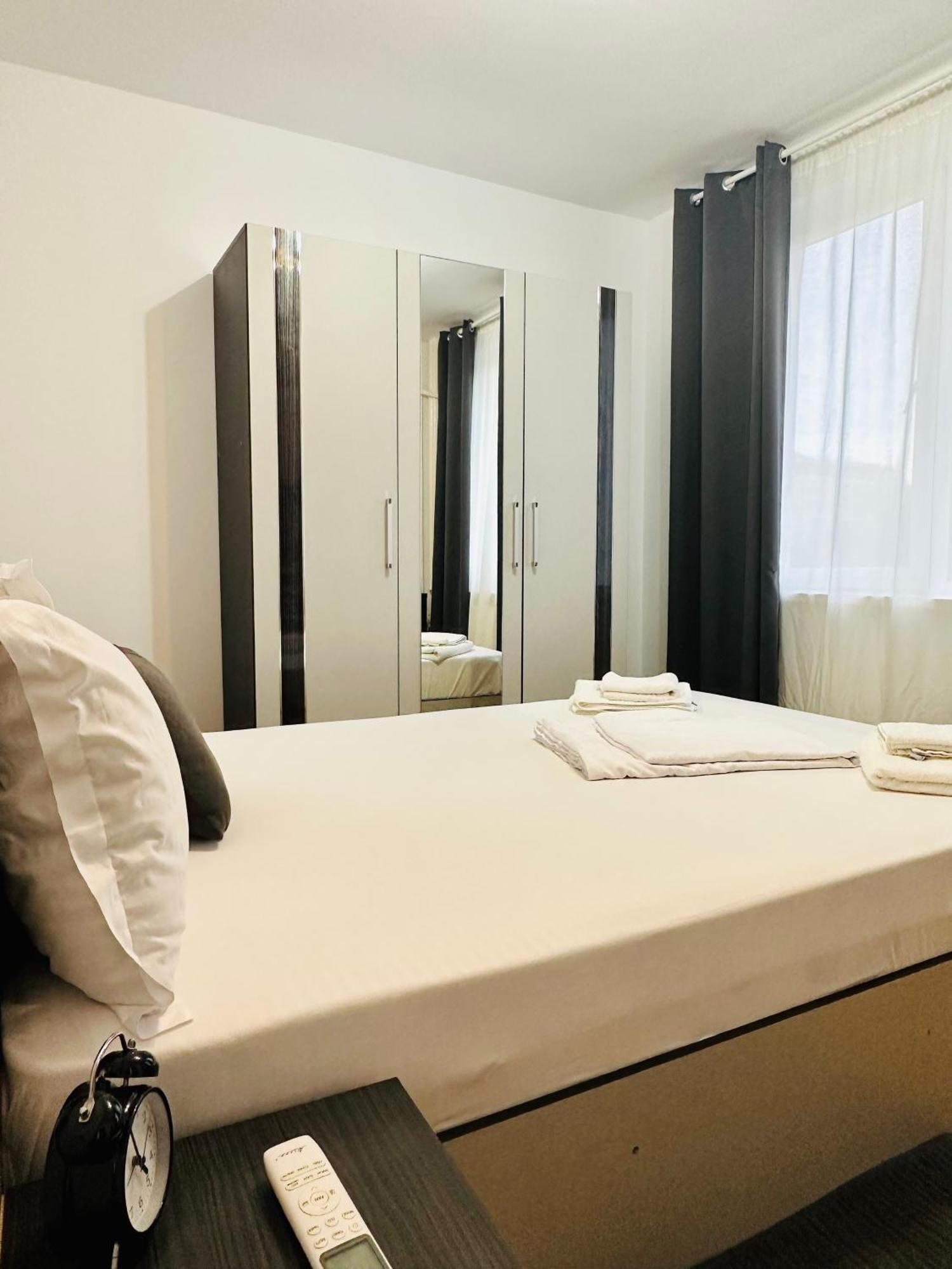 Chic Sanctuary One-Bedroom Retreat With Spectacular Landmark Views Of The Concert Hall Bukarest Kültér fotó