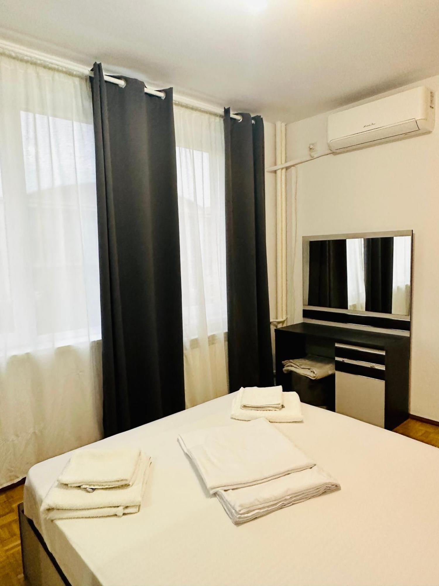 Chic Sanctuary One-Bedroom Retreat With Spectacular Landmark Views Of The Concert Hall Bukarest Kültér fotó