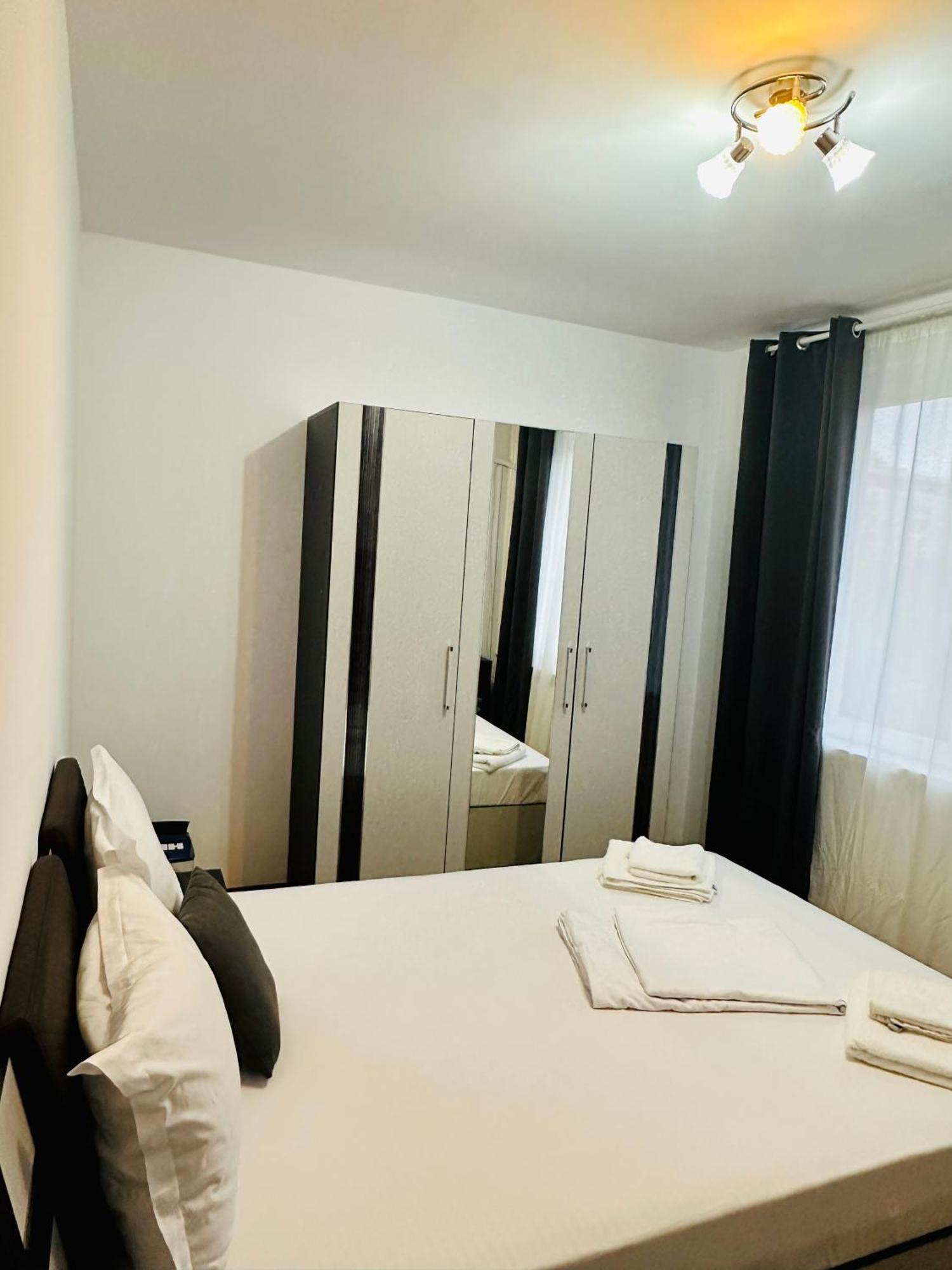 Chic Sanctuary One-Bedroom Retreat With Spectacular Landmark Views Of The Concert Hall Bukarest Kültér fotó