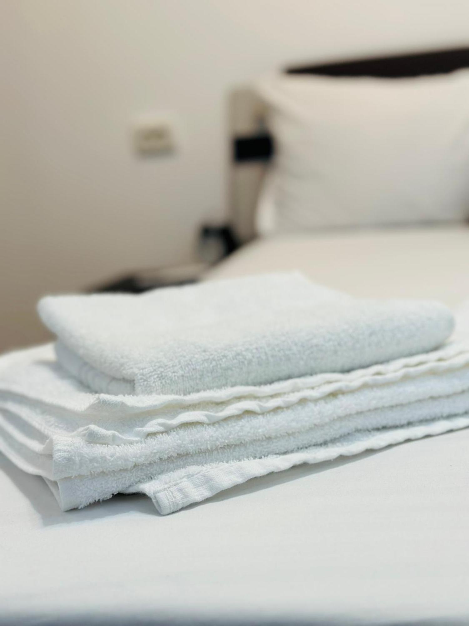 Chic Sanctuary One-Bedroom Retreat With Spectacular Landmark Views Of The Concert Hall Bukarest Kültér fotó