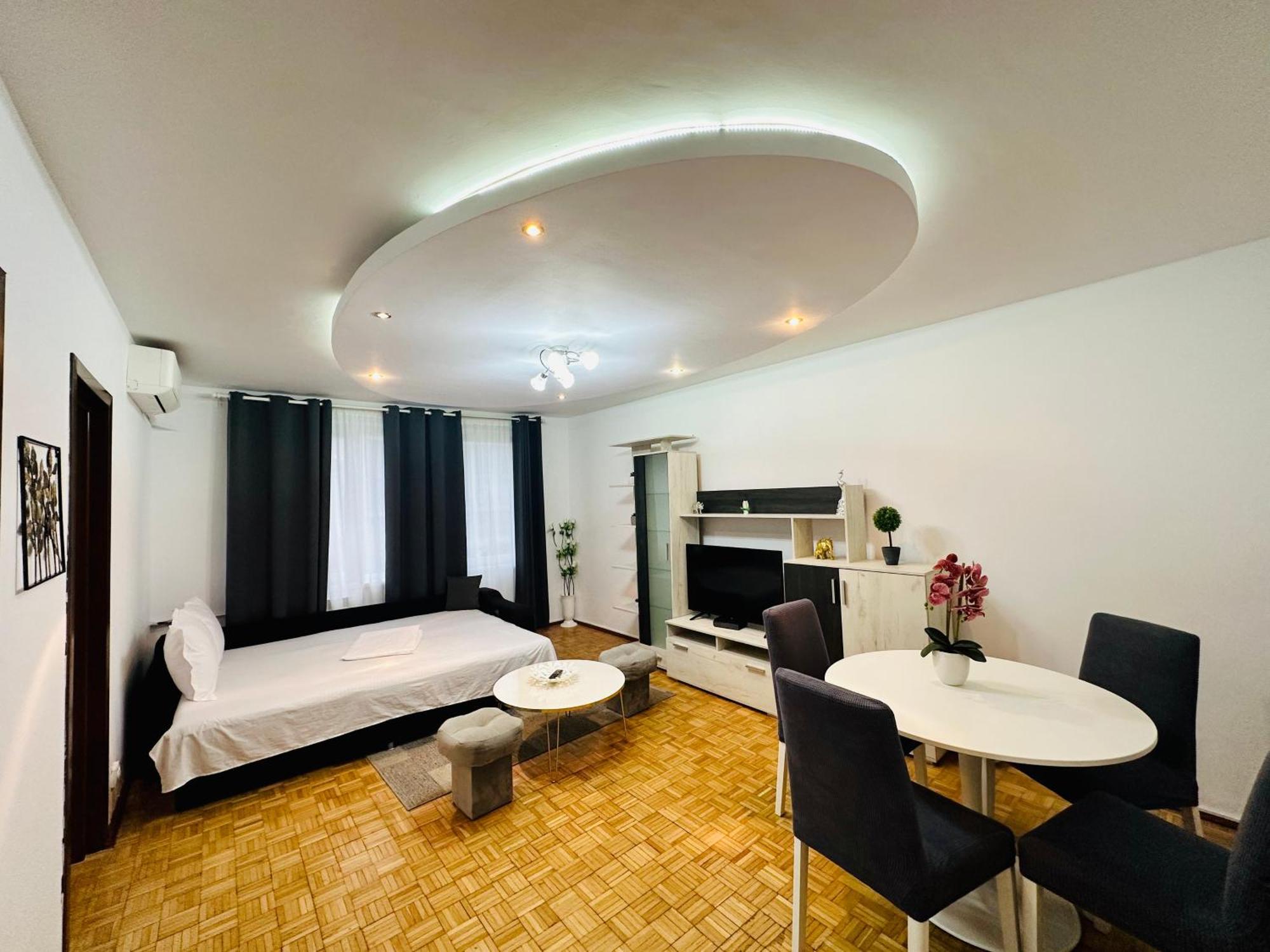 Chic Sanctuary One-Bedroom Retreat With Spectacular Landmark Views Of The Concert Hall Bukarest Kültér fotó