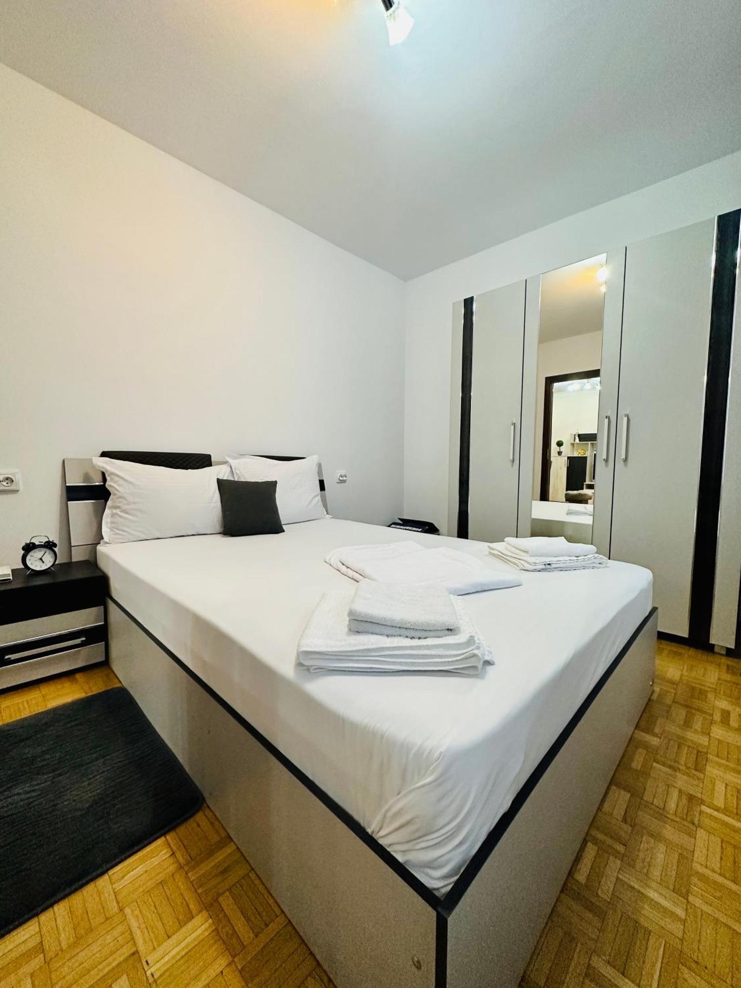 Chic Sanctuary One-Bedroom Retreat With Spectacular Landmark Views Of The Concert Hall Bukarest Kültér fotó