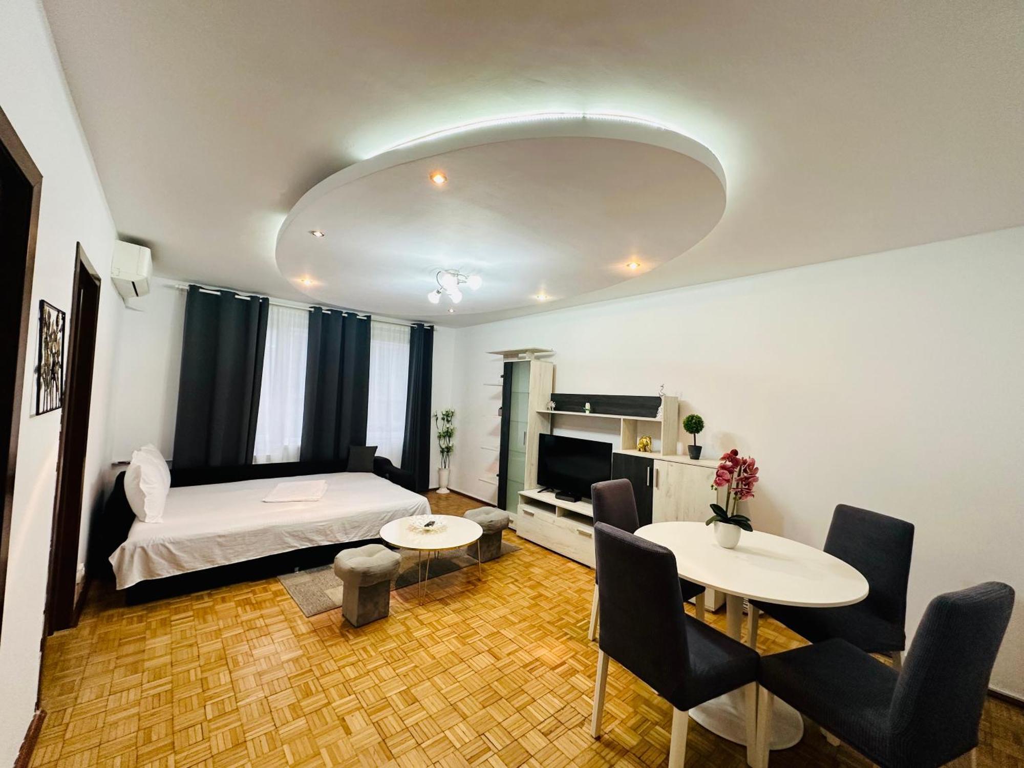 Chic Sanctuary One-Bedroom Retreat With Spectacular Landmark Views Of The Concert Hall Bukarest Kültér fotó