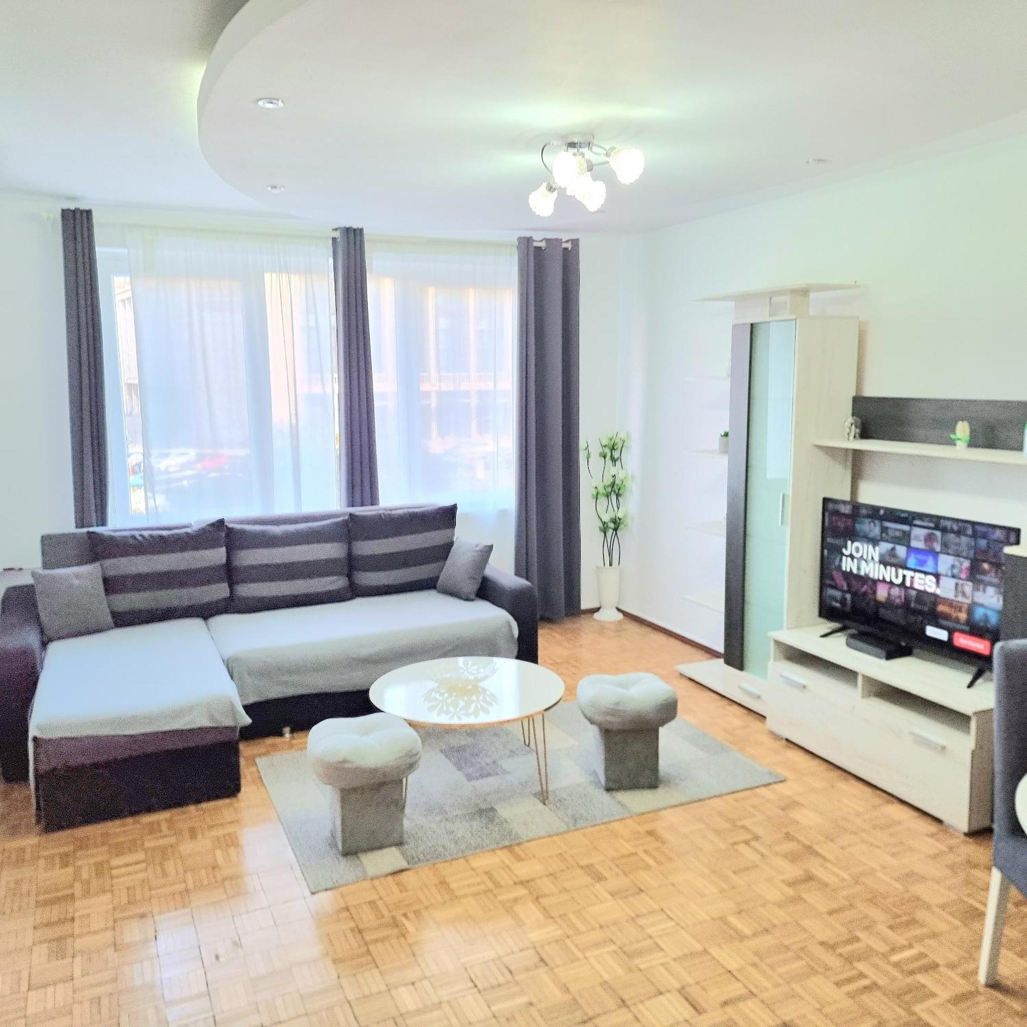 Chic Sanctuary One-Bedroom Retreat With Spectacular Landmark Views Of The Concert Hall Bukarest Kültér fotó