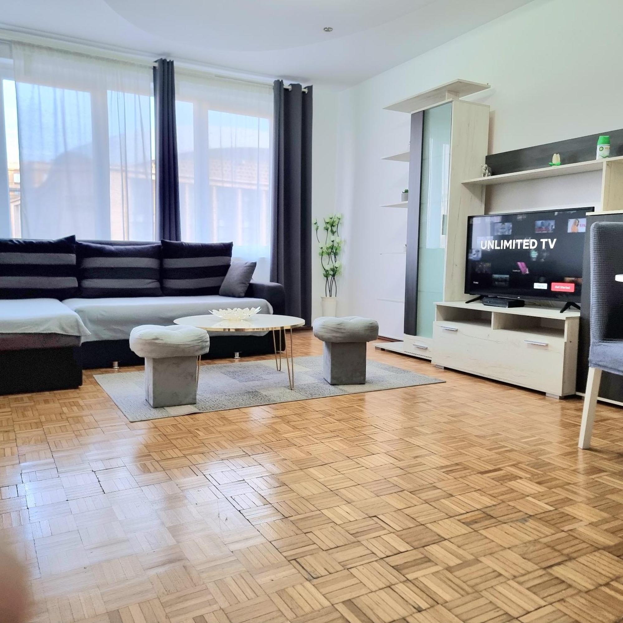 Chic Sanctuary One-Bedroom Retreat With Spectacular Landmark Views Of The Concert Hall Bukarest Kültér fotó
