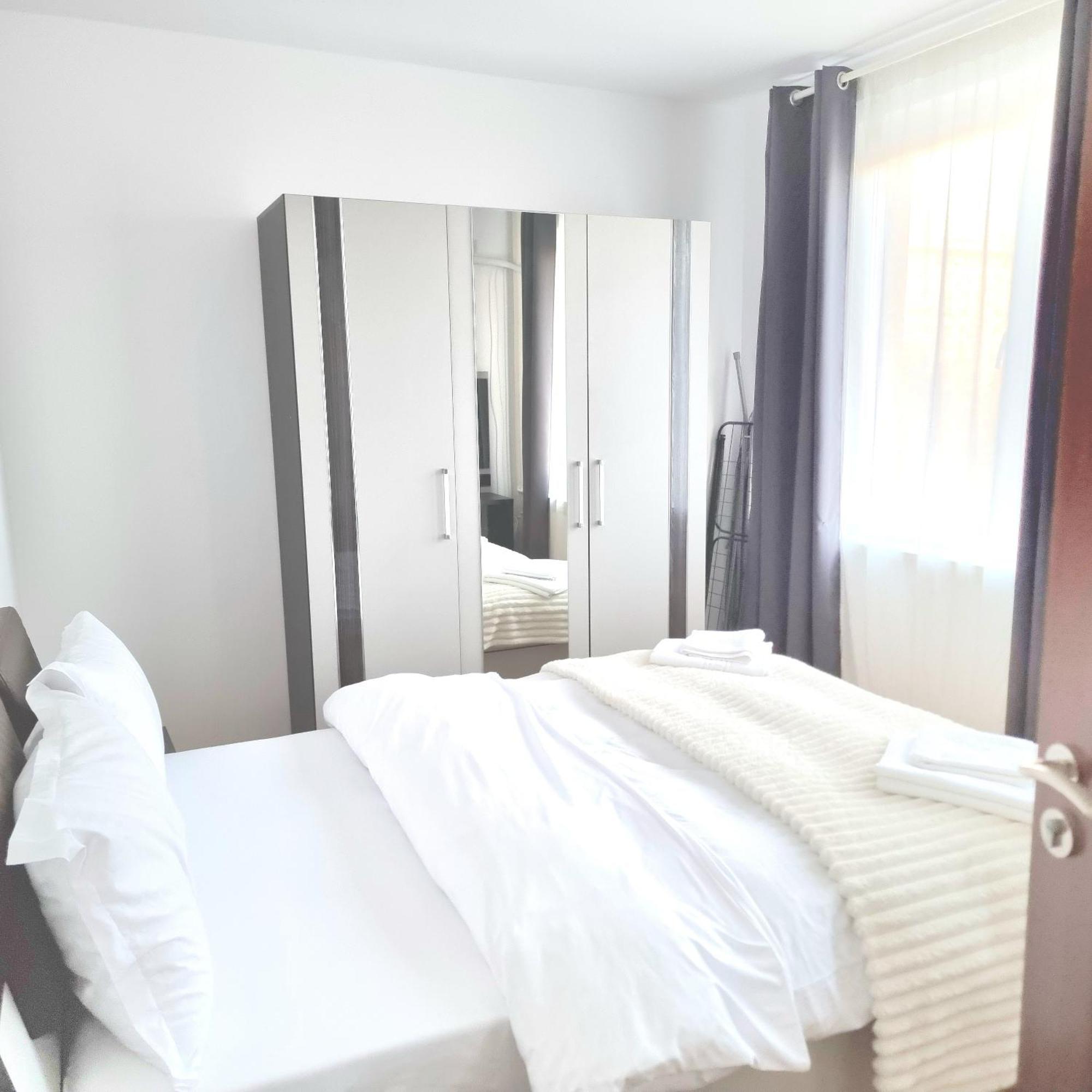 Chic Sanctuary One-Bedroom Retreat With Spectacular Landmark Views Of The Concert Hall Bukarest Kültér fotó