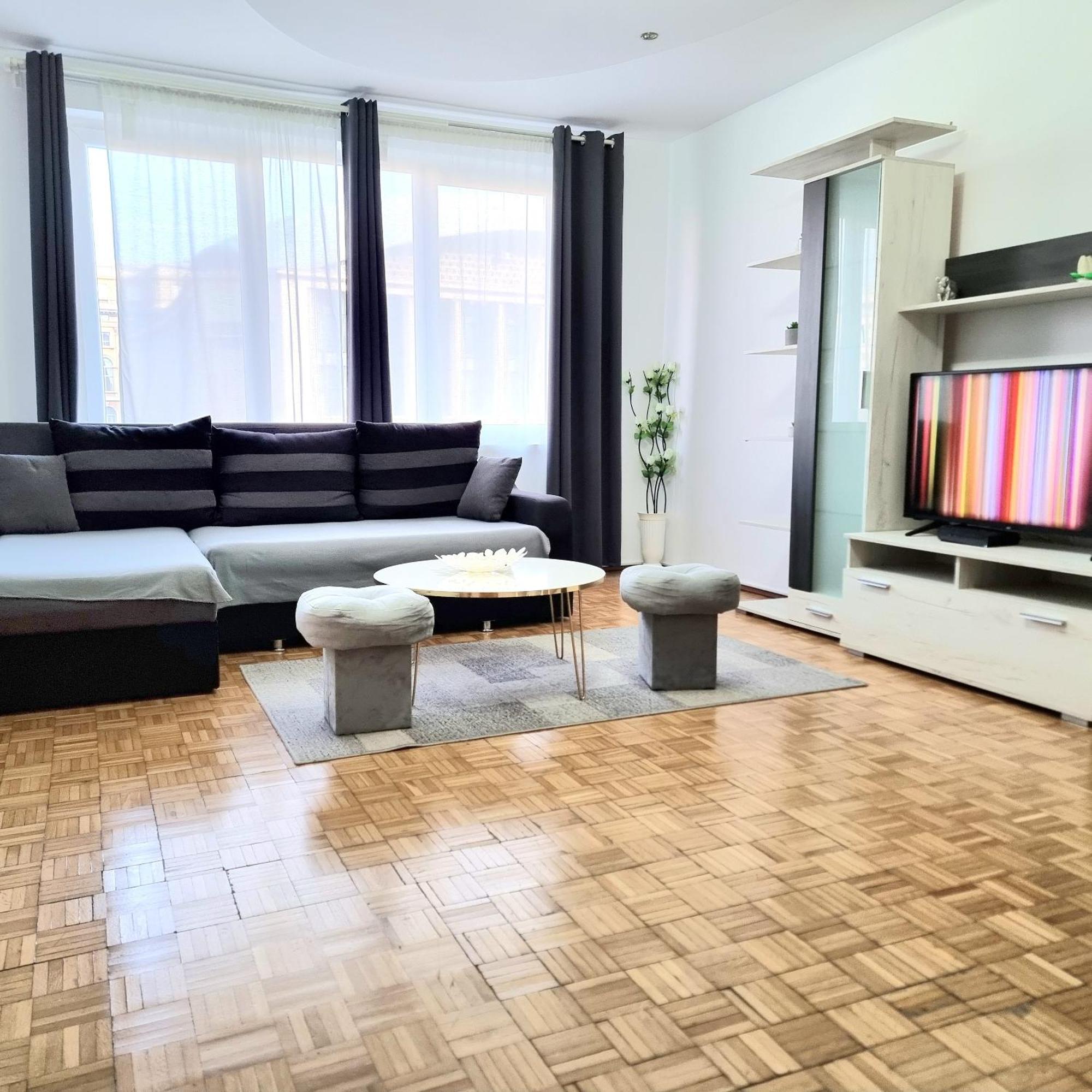 Chic Sanctuary One-Bedroom Retreat With Spectacular Landmark Views Of The Concert Hall Bukarest Kültér fotó