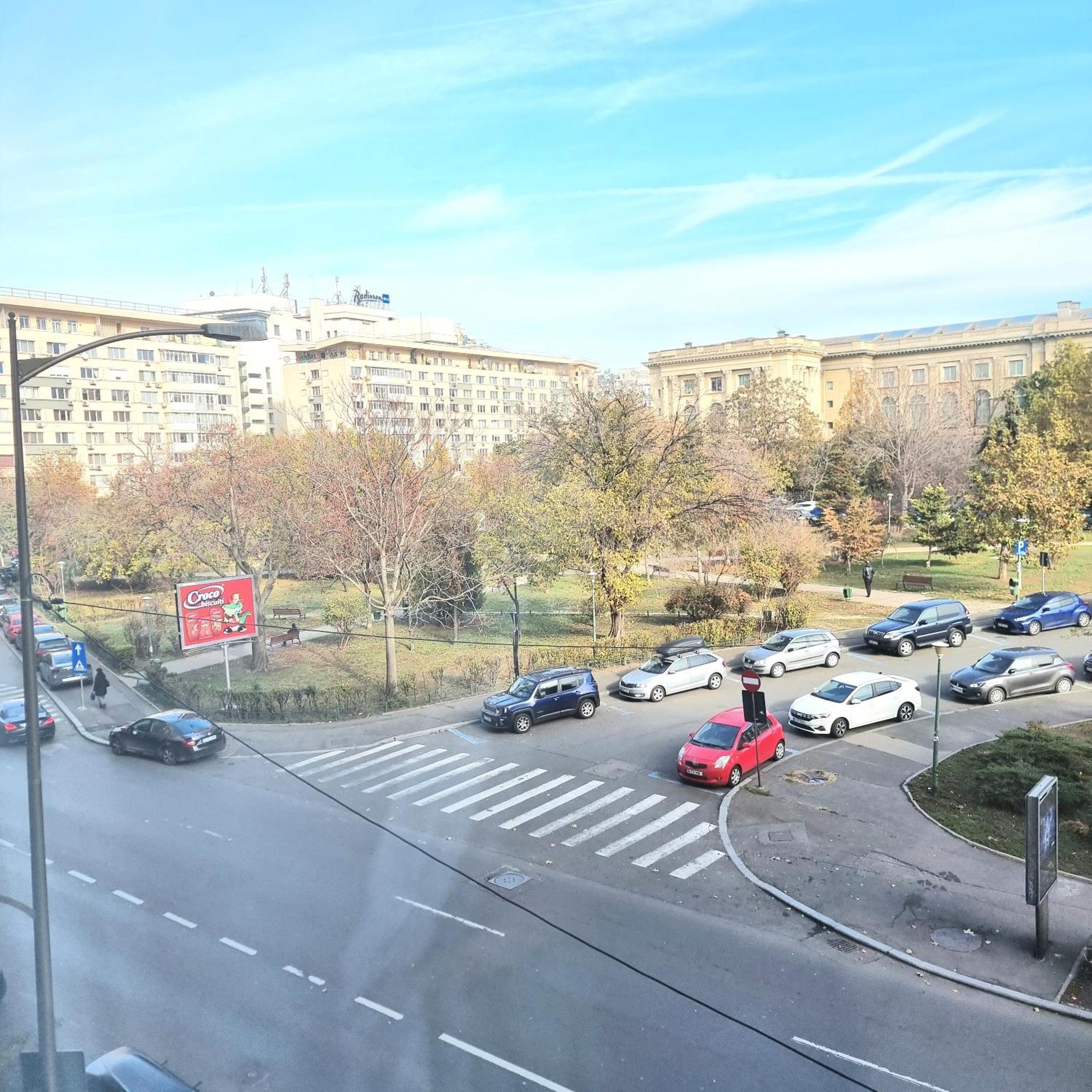 Chic Sanctuary One-Bedroom Retreat With Spectacular Landmark Views Of The Concert Hall Bukarest Kültér fotó