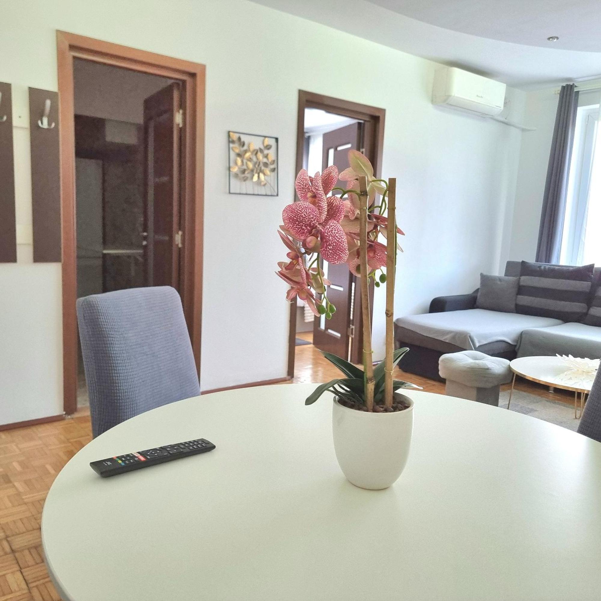 Chic Sanctuary One-Bedroom Retreat With Spectacular Landmark Views Of The Concert Hall Bukarest Kültér fotó