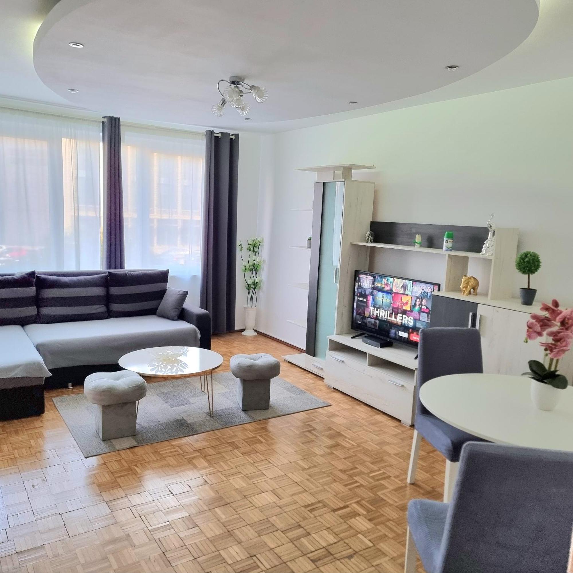 Chic Sanctuary One-Bedroom Retreat With Spectacular Landmark Views Of The Concert Hall Bukarest Kültér fotó