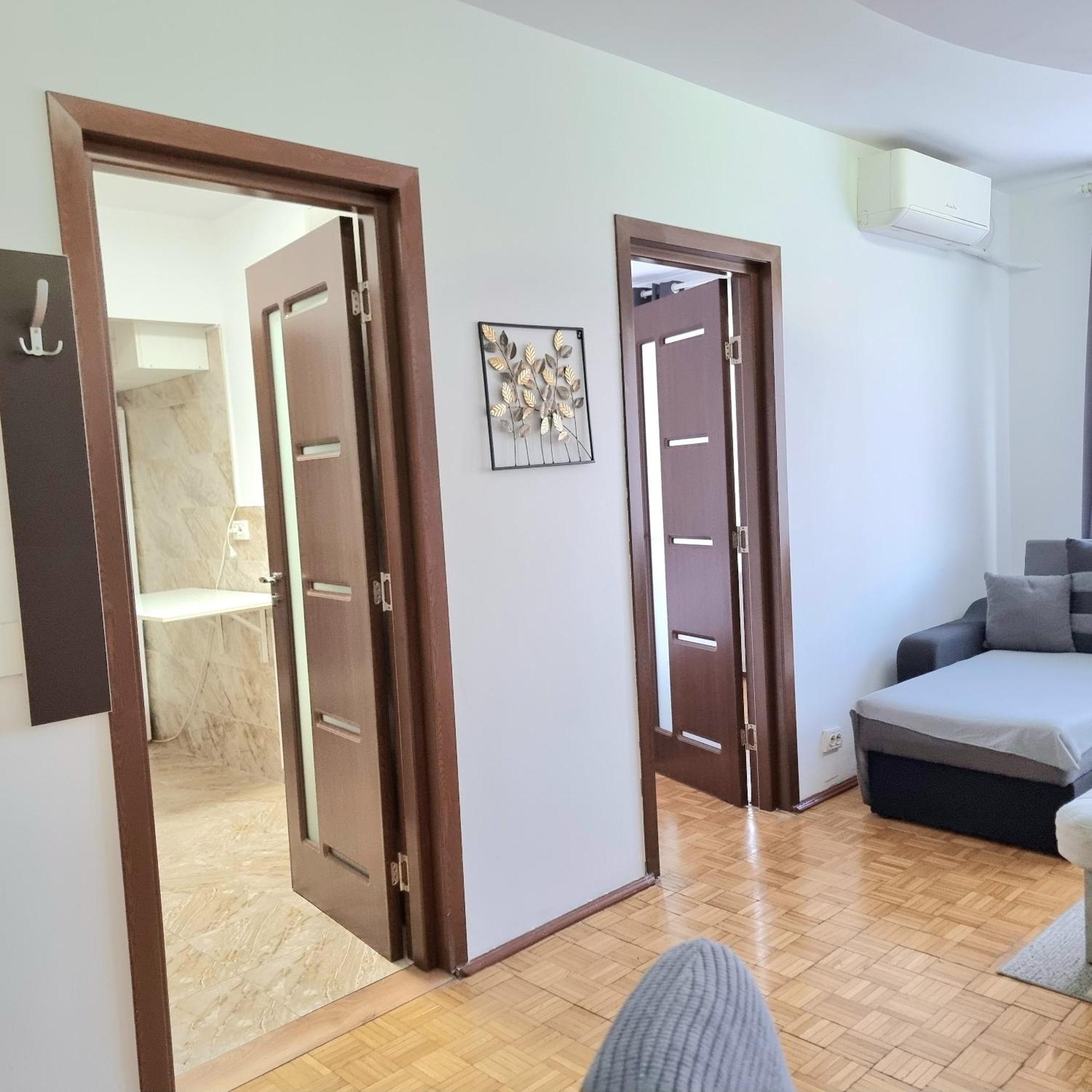 Chic Sanctuary One-Bedroom Retreat With Spectacular Landmark Views Of The Concert Hall Bukarest Kültér fotó