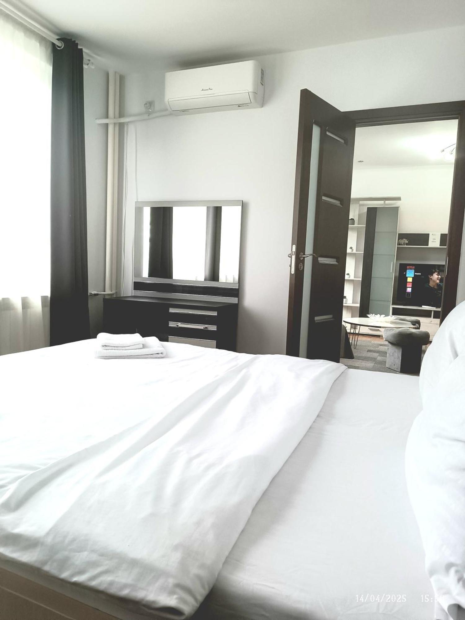 Chic Sanctuary One-Bedroom Retreat With Spectacular Landmark Views Of The Concert Hall Bukarest Kültér fotó