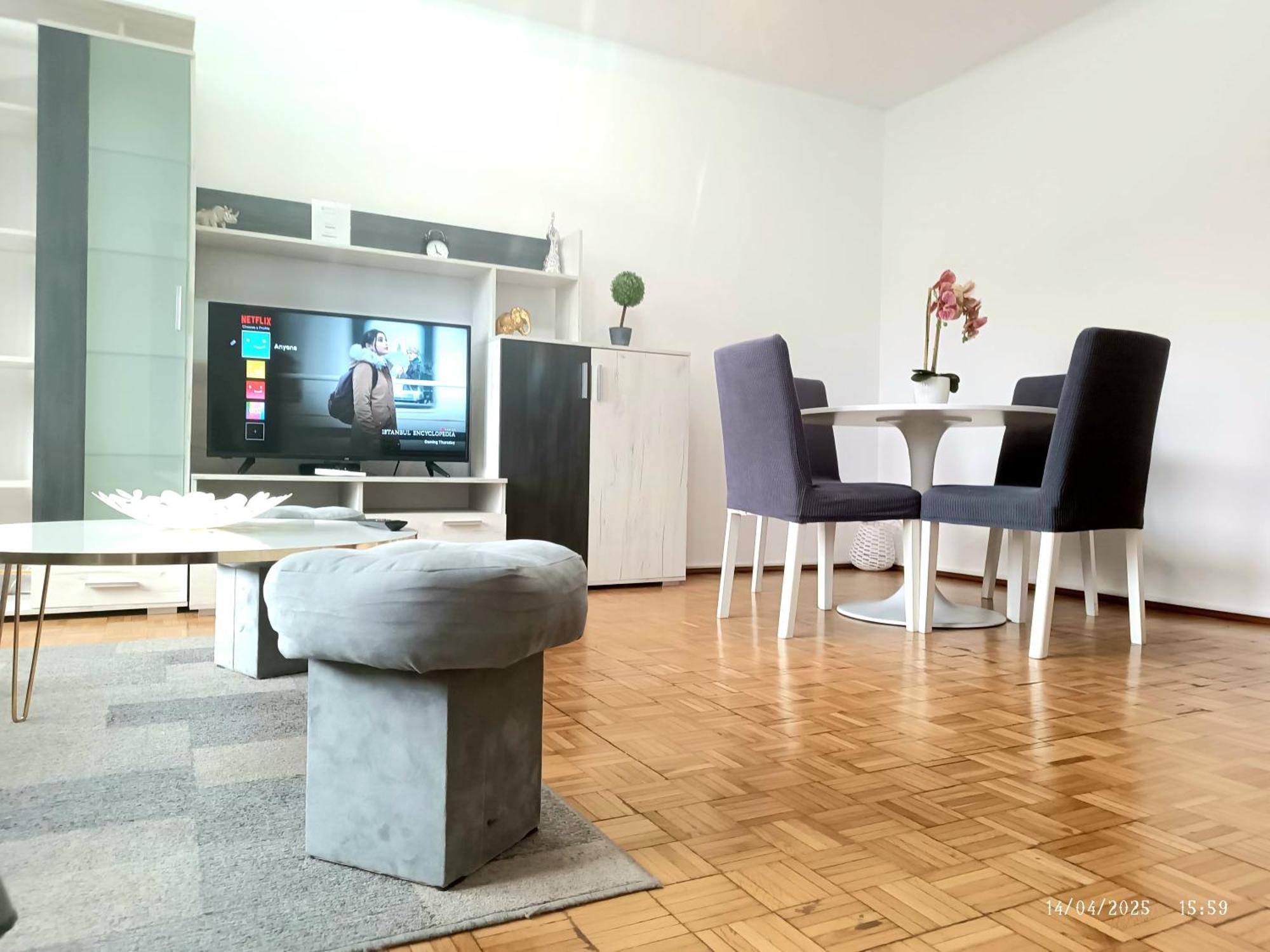 Chic Sanctuary One-Bedroom Retreat With Spectacular Landmark Views Of The Concert Hall Bukarest Kültér fotó