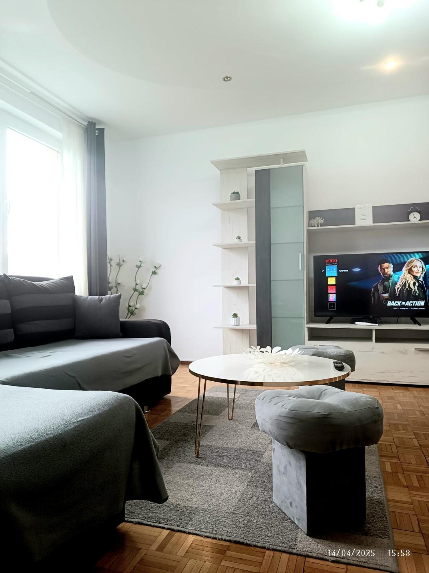 Chic Sanctuary One-Bedroom Retreat With Spectacular Landmark Views Of The Concert Hall Bukarest Kültér fotó