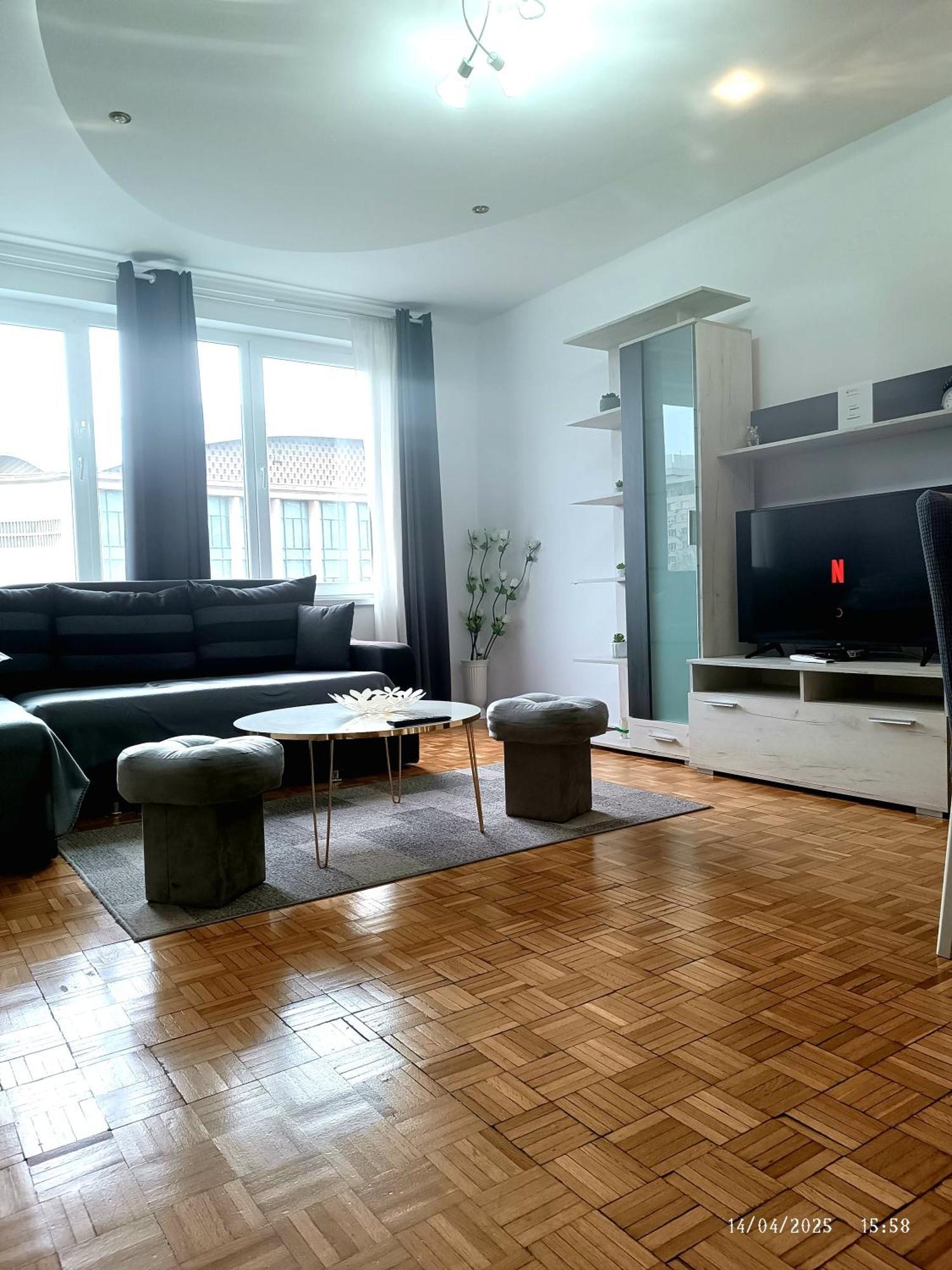 Chic Sanctuary One-Bedroom Retreat With Spectacular Landmark Views Of The Concert Hall Bukarest Kültér fotó