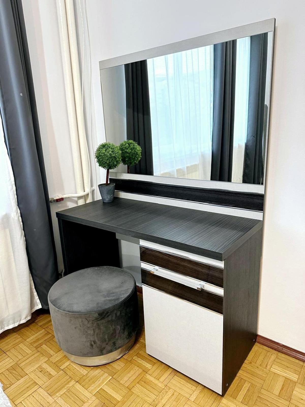 Chic Sanctuary One-Bedroom Retreat With Spectacular Landmark Views Of The Concert Hall Bukarest Kültér fotó