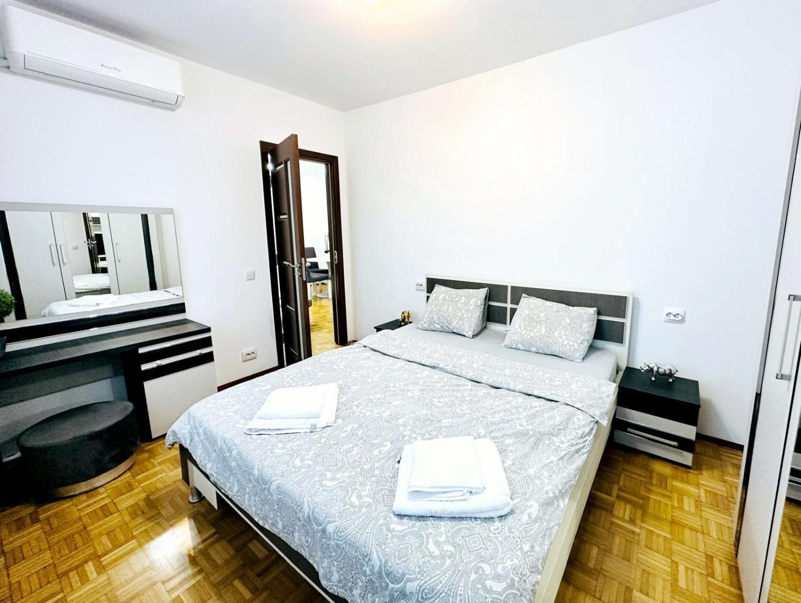 Chic Sanctuary One-Bedroom Retreat With Spectacular Landmark Views Of The Concert Hall Bukarest Kültér fotó