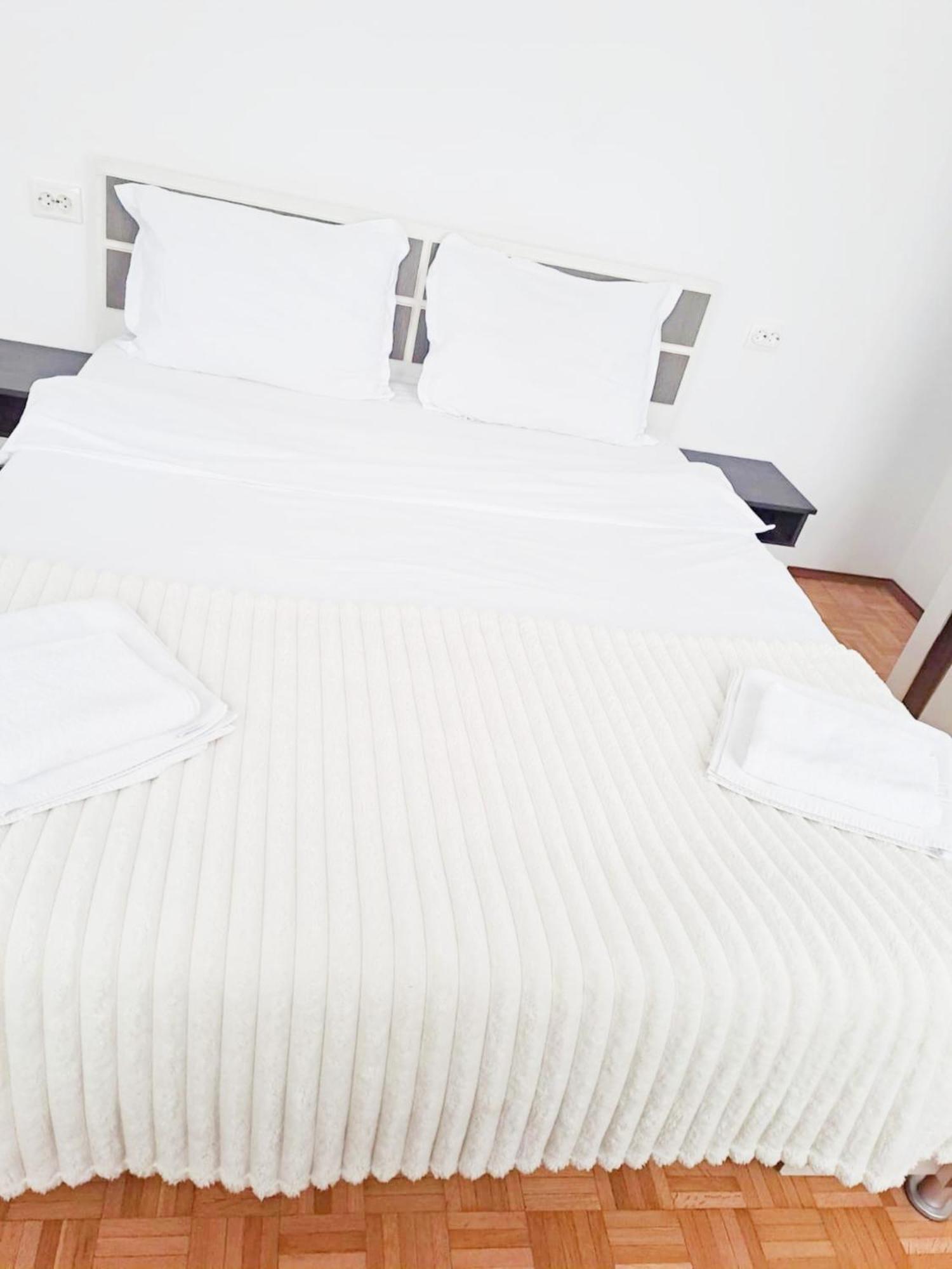 Chic Sanctuary One-Bedroom Retreat With Spectacular Landmark Views Of The Concert Hall Bukarest Kültér fotó