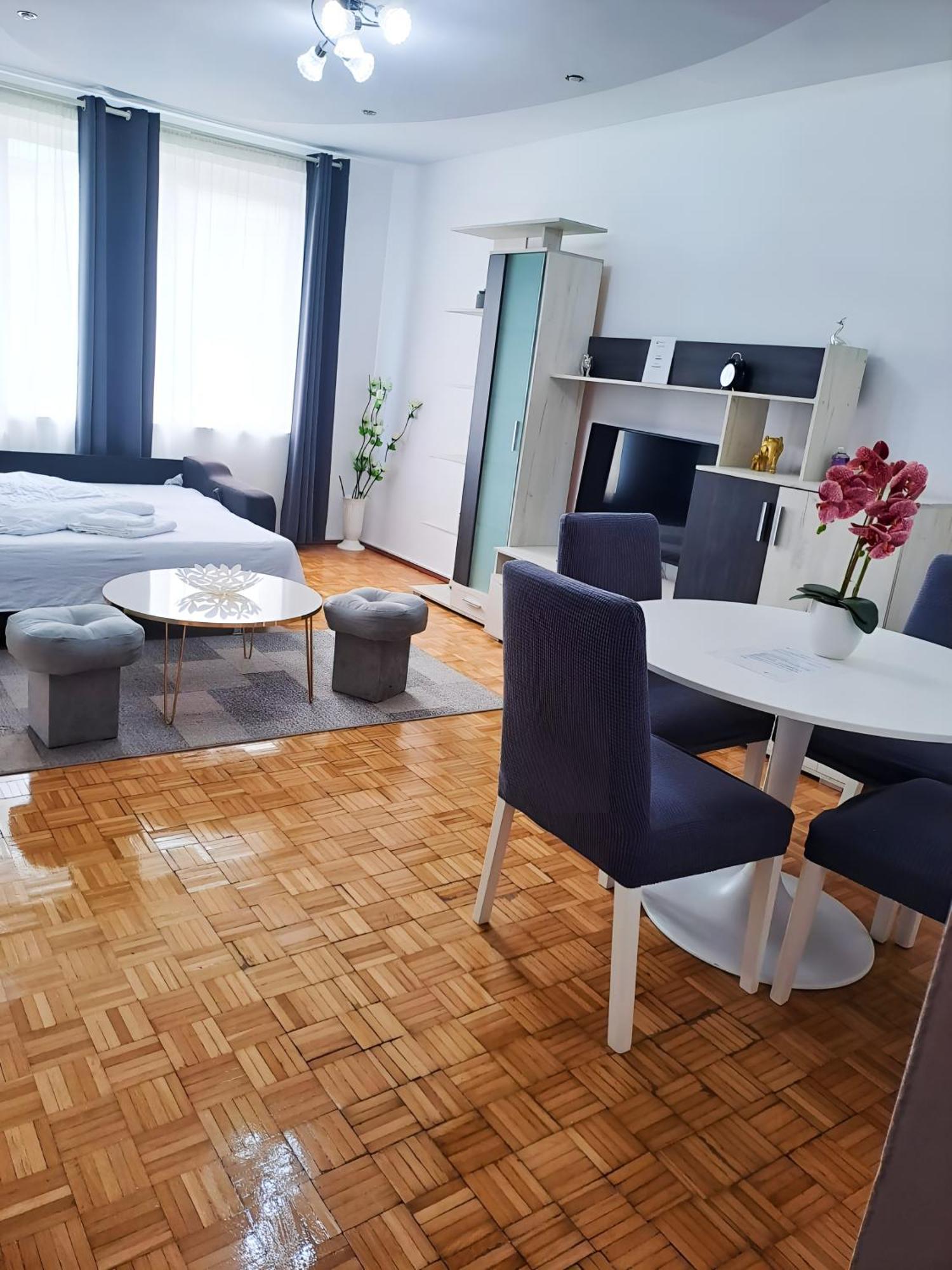 Chic Sanctuary One-Bedroom Retreat With Spectacular Landmark Views Of The Concert Hall Bukarest Kültér fotó