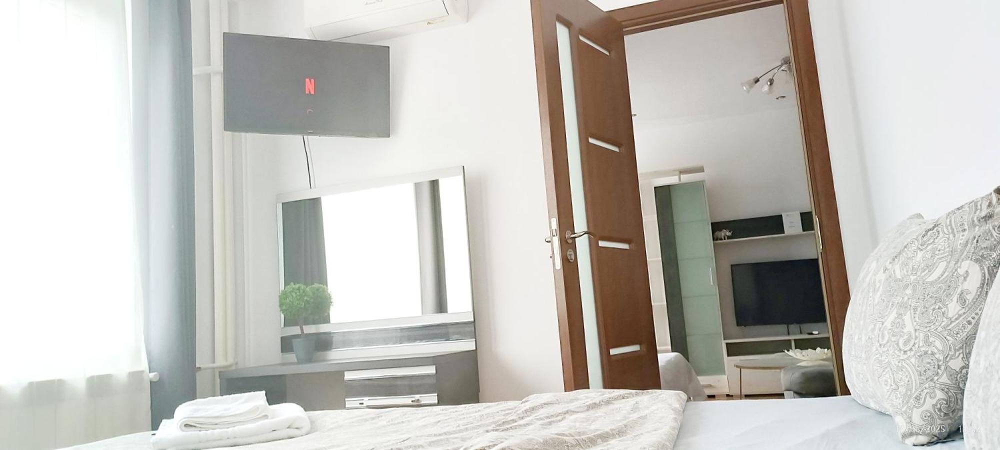 Chic Sanctuary One-Bedroom Retreat With Spectacular Landmark Views Of The Concert Hall Bukarest Kültér fotó